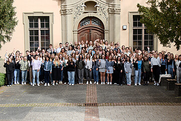 Gruppenfoto von Studierenden des ersten Semesters