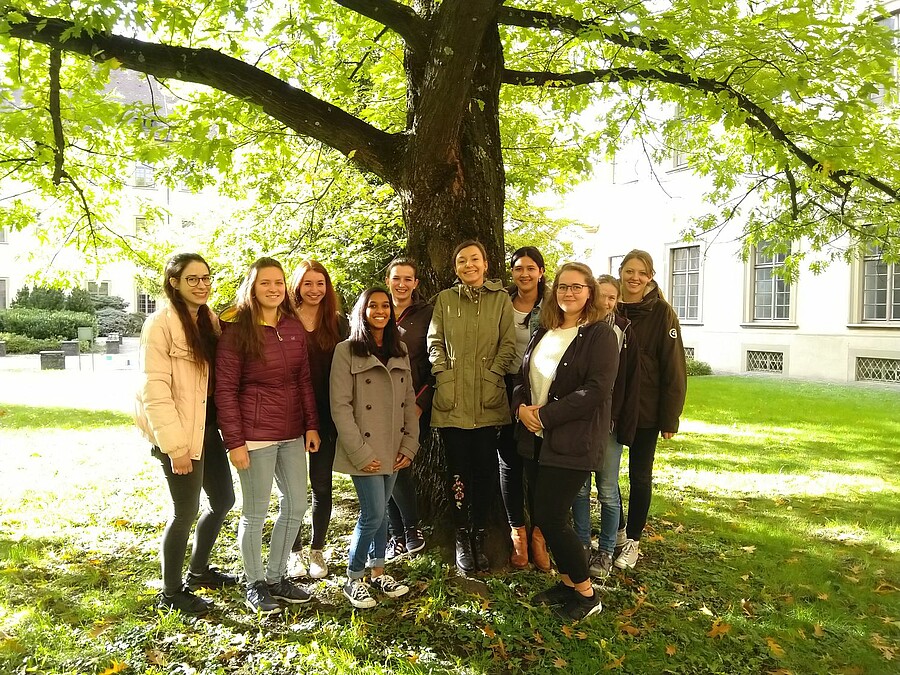Das Bild zeigt ein Gruppenbild der neuen Studierenden im Bachelorstudiengang Logopädie. Ingesamt 10 Personen stehen zusammen vor einem Baum in einem Park.