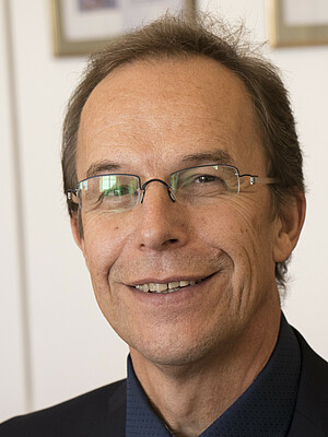 Portraitfoto von Prof. Dr. Bernd Reinhoffer