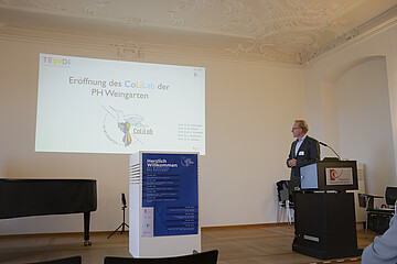 Prof. Dr. Holger Weitzel steht am Rednerpult zur Eröffnung des Colilabs