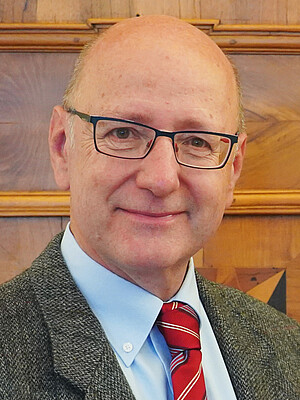 Portraitfoto von Dr.-Ing. Uwe Umbach