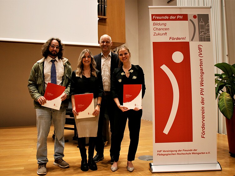 Professor Dr. Andreas Schwab mit den drei Absolvent:innen Larissa Gasser, Lentini Scarcina und Carla Seeger 