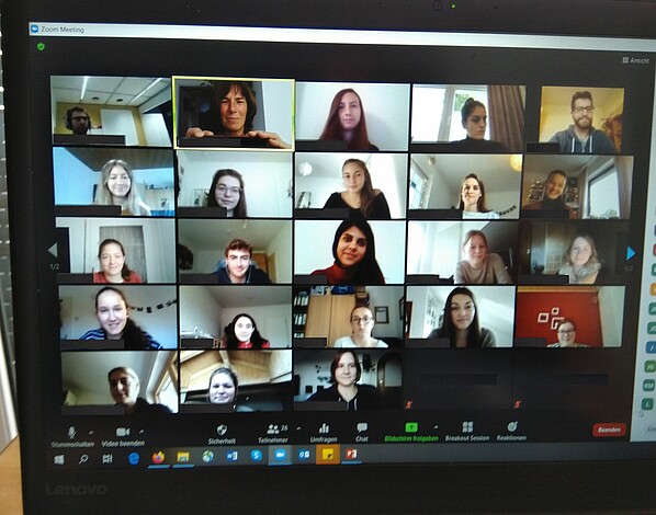 Das Bild zeigt einen Laptopbildschirm auf dem Kacheln eines Videokonferenzprogramms mit vielen Studierenden zu sehen ist. Dabei handelt es sich um die Studieneinführungsveranstaltung, die digital per Videokonferenz durchgeführt wurde.