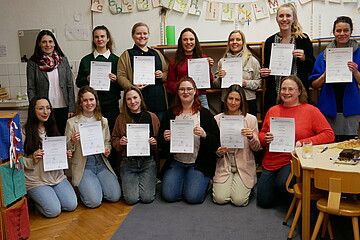Gruppenbild von allen TeilnehmerInnen des Zertifikatskurses. Alle halten eine Urkunde in der Hand.