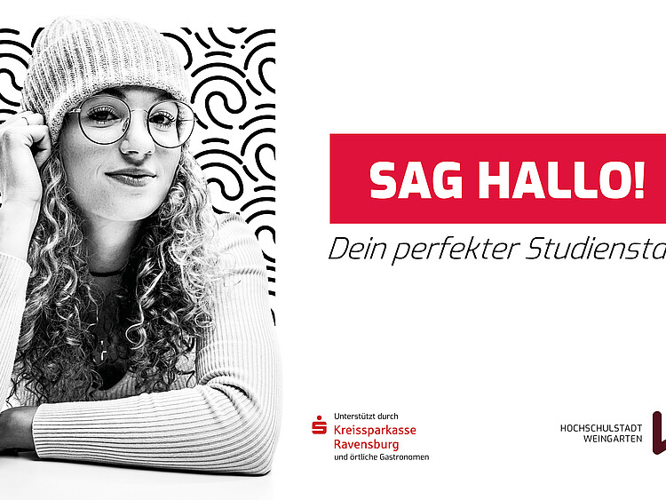Titelbild der Kampagne mit der Aufschrift: "SAG HALLO! - Dein perfekter Studienstart". Neben dem Schriftzug lehnt eine junge Frau lässig als Profilbild. Das Bild ist in schwarz/weiß gehalten.