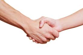 Zwei Personen geben sich die Hand