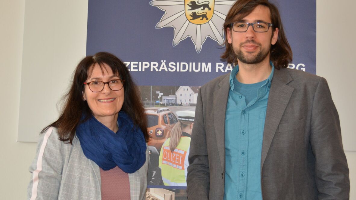 Referentin Evelyn Lang vom Referat Prävention des Polizeipräsidiums Ravensburg und Dr. Ralf Schieferdecker, Akademischer Rat im Fach Erziehungswissenschaft. Foto: PH/Barbara Müller PH_Seminar_Gewaltpraevention_04_-_Evelyn_Lang__Ralf_Schieferdecker