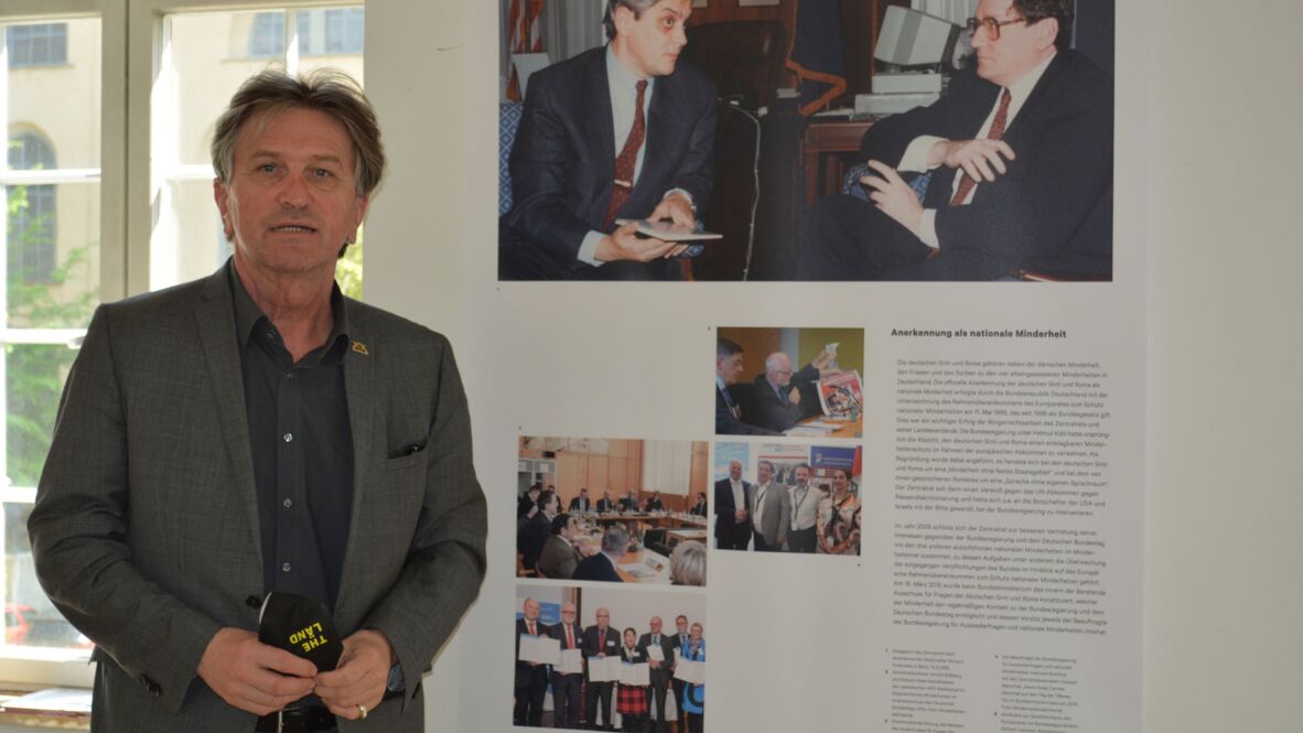 Minister Manfred Lucha PH_Ausstellung_Sinti_und_Roma_-_Minister_Manne_Lucha_00_Ausstellung