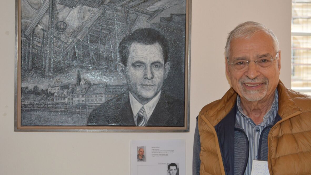 Uwe Hertrampf vom Denkstättenkuratorium NS Dokumentation Oberschwaben bietet Führungen durch die Ausstellung „Galerie der Aufrechten“ an. PH_Ausstellung_Galerie_der_Aufrechten_-_Uwe_Hertrampf