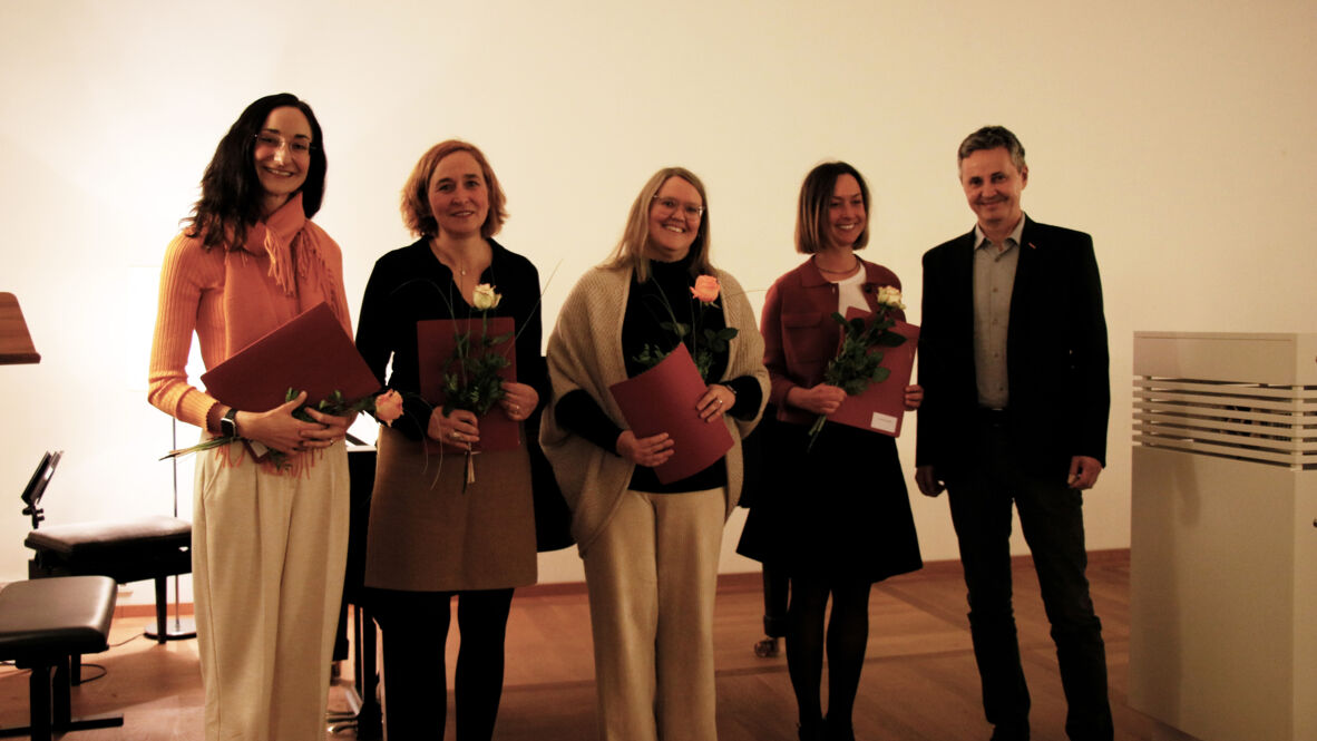 Ihre Promotion an der PH Weingarten erfolgreich abgeschlossen haben (von links): Dr. Juliana Gras, Dr. Andrea Kehrer, Dr. Sonja Seiderer, Dr. Simone Baumann. Die Promotionsurkunden erhielten sie von Professor Dr.-Ing. Wolfgang Müller (rechts). Jahresfeier_Promotionen_2004