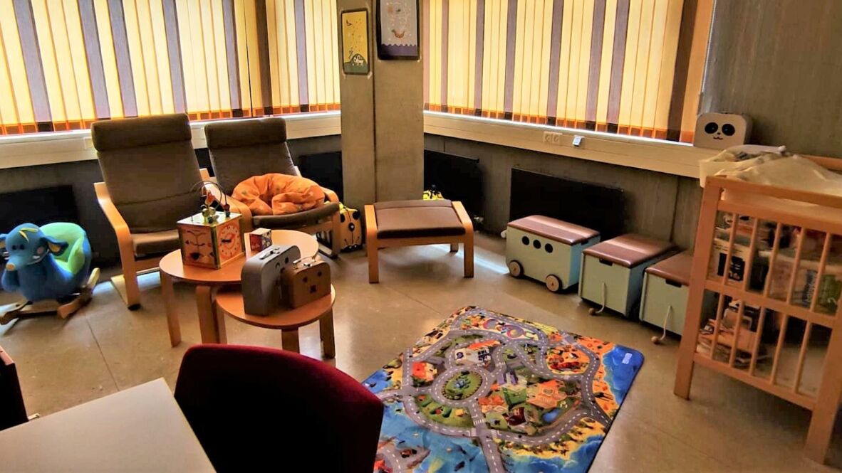 Eltern-Kind-Raum_Sitzgruppe_2023_1 Eltern-Kind-Raum_Sitzgruppe_2023_1