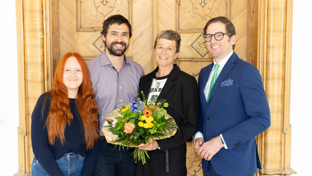 Die Studierenden Lisa Lottenburger (studentisches Mitglied im Hochschulrat) und Markus Albrecht Klein (studentisches Mitglied im Senat) sowie Dr. Valentin Langen (stellvertretender Vorsitzender des Hochschulrats, rechts) gratulieren der neu gewählten PH Rektorin Professorin Dr. Bärbel Kopp. Wahl der Rektorin 2026 mit Studierenden