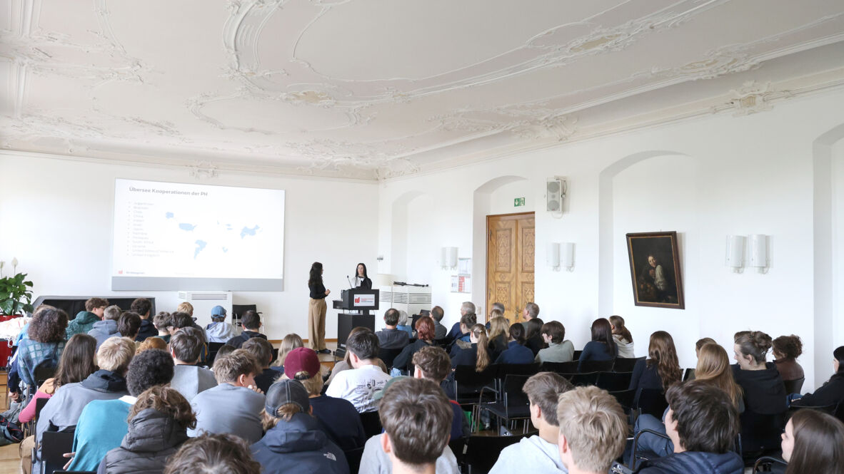 Claudia Kownatzki und Corinna Pedrazzoli von der Studienberatung präsentieren den Schülerinnen und Schülern des Welfen Gymnasiums die PH und ihre Studiengänge. PH-Welfen-Gymnasium-Kooperation