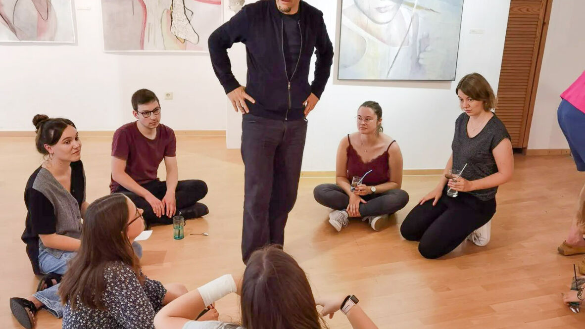 Musikstudierende mit Professor Dr. Christoph Stange (Fach Musik) in der Galerie Weingarten bei der Generalprobe zur Uraufführung der „Wassermusik“ zu den Bildern Katrin Zicklers. Foto: PH/Martin Oswald. Art_Gallery_-_Wassermusik