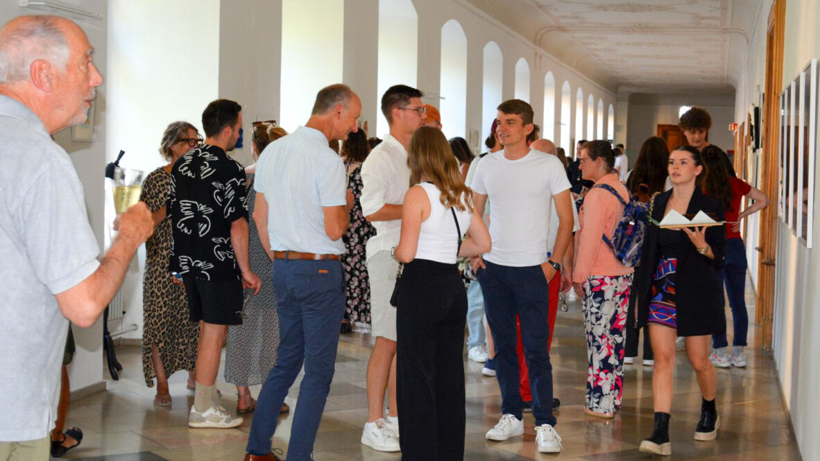 Die Ausstellung der Kunststudierenden lockte eine große Zahl an Besuchern in die Flure des Schlossbaus. Kunstausstellung_Publikum_Flur