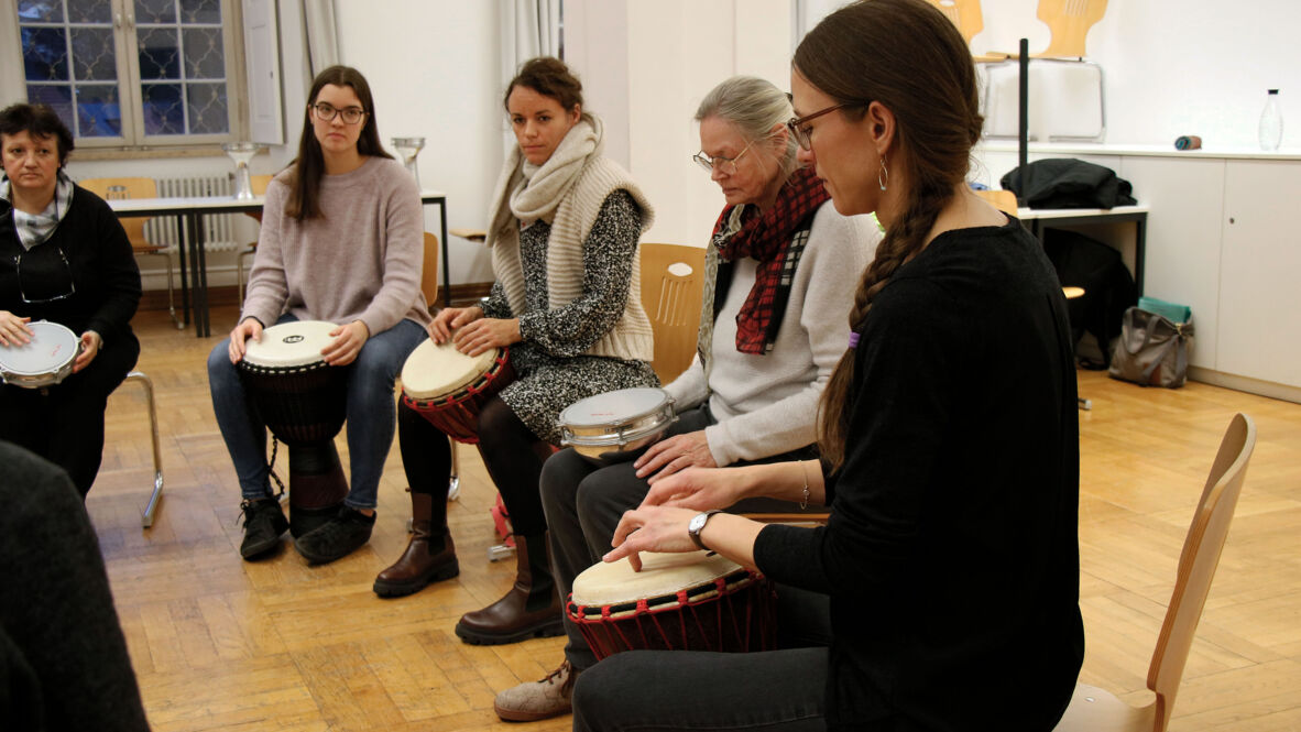 Die Musik- und Rhythmik-Lehrerin Stephanie Wäldin zeigte in ihrem Workshop anhand von praktischen Übungen, wie Geschichten mit Rhythmik und Bewegung bereichert werden können. PH_Weingarten-Vorlesetag-Workshop