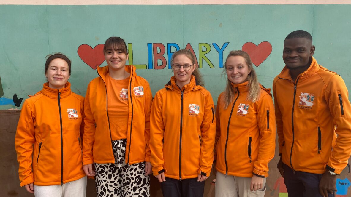 Die Volontäre, unter ihnen Studierende von der PH Weingarten, unterstützen die Schule in Aussenkehr. Volontäre in Aussenkehr