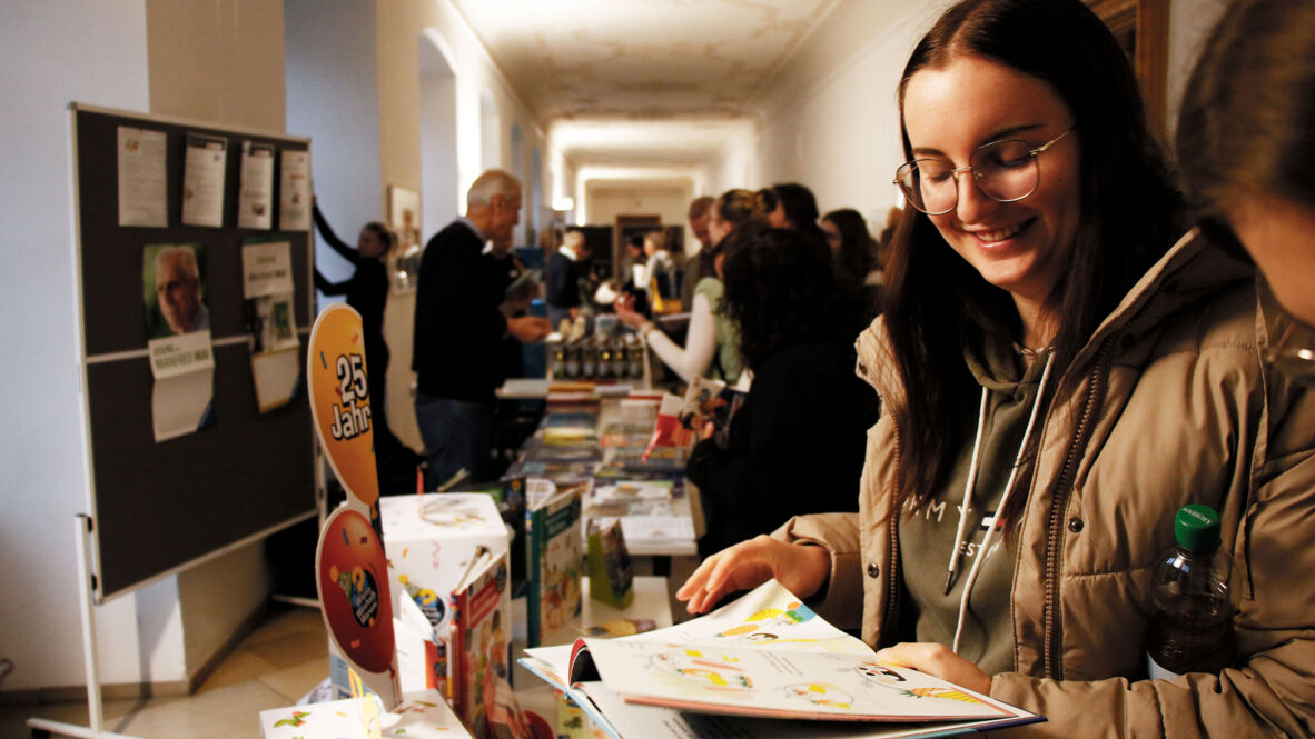 Aktuelle Literatur für alle Altersgruppen und weiter Medientechnik gab es auf der kleinen Messe zu sehen. PH_Weingarten-Vorlesetag-Messe