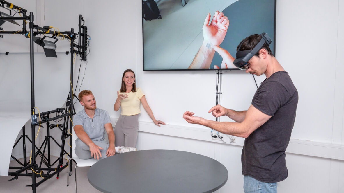 Virtual Reality erhält immer stärker Einzug in verschiedene Bereiche des Lebens und der Arbeitswelt. Im CoLiLab können Studierende der PH Weingarten Erfahrungen mit dieser Technologie sammeln. (Foto: PH Weingarten/Manuela Hund) CoLiLab_Virtual_Reality