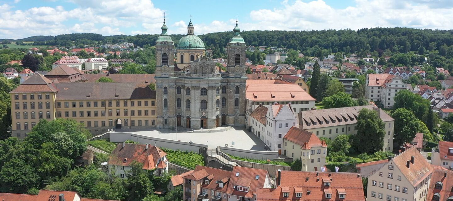 Schlossbau mit Basilika