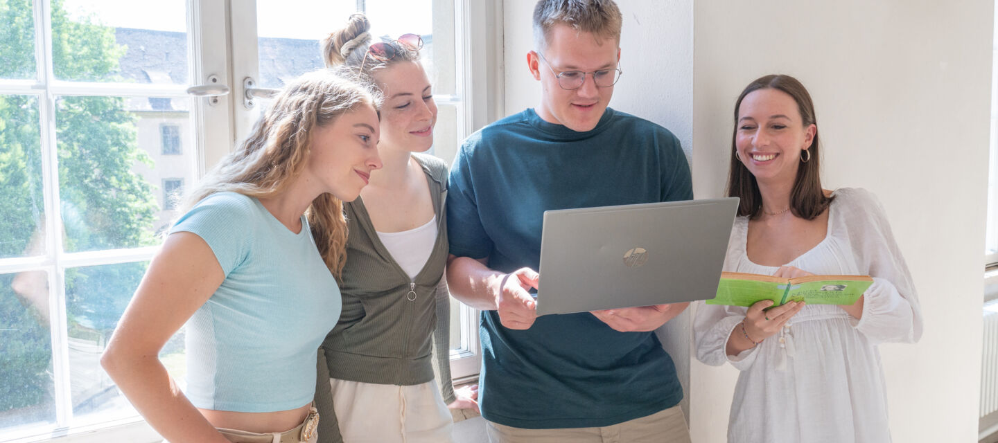 Studierende_Schlossbau_Laptop_1