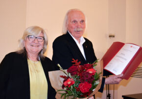 PH Rector Professor Dr. Karin Schweizer confers the honorary doctorate on Wilhelm König for his contributions to the collection, documentation, and research of dialects. Photo: Barbara Müller Honorary Doctorate for Wilhelm König
