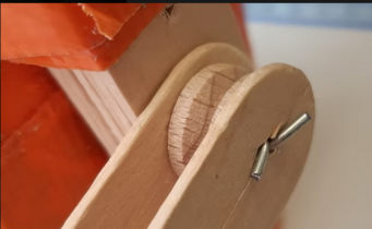 Foto_Befestigung Schnurlaufrolle mit Draht Foto_Befestigung Schnurlaufrolle mit Draht