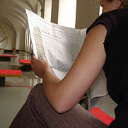 Zeitung_lesend6_folge-rechts-106 Zeitung_lesend6_folge-rechts-106