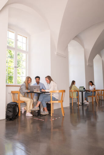 Studierende in der Pausenhalle Studierende in der Pausenhalle