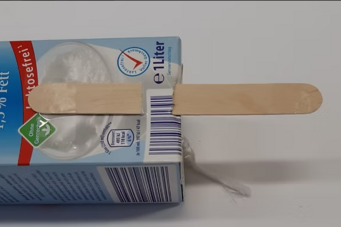 Foto_Befestigung Mundspatel durch Lasche