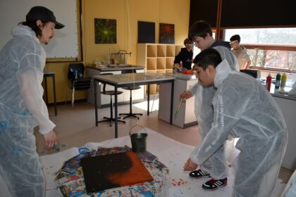 Drei Teilnehmer beim Boys Day und Erstellen eines Kunstwerks PH Boys' Day 2025 STEAM 04