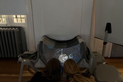 Zwei Teilnehmende eines Workshops vor einem Experiment STEAM Workshop 1