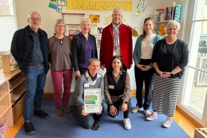 m Martin-Luther-Kindergarten in Weingarten konnten sich Dr. Heiko Schmid von der Josef Wund Stiftung (hinten, 4. v.r.) und Johanna Lerch von der Stiftung Kinder forschen (hinten 5. v.re.)ein Bild machen, wie frühkindliche MINT-Bildung dort umgesetzt wird. Gruppenfoto im Martin Luther Kindergarten
