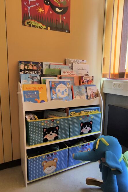 Eltern-Kind-Raum_Buecherregal_2023_1 Eltern-Kind-Raum_Buecherregal_2023_1