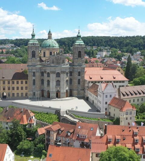 Schlossbau mit Basilika