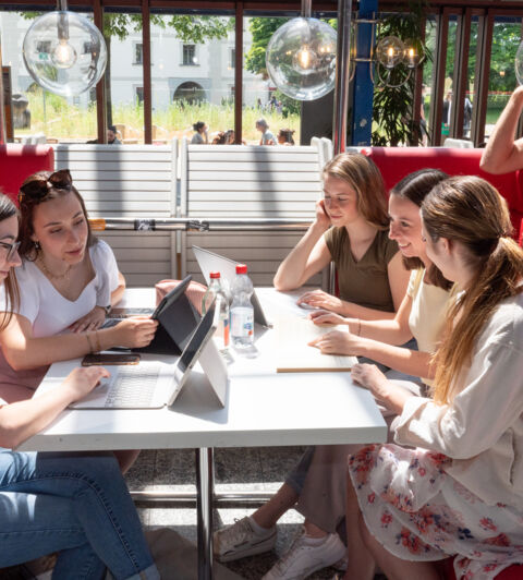 Studierende_NZ_Sitzgruppe Studierende_NZ_Sitzgruppe