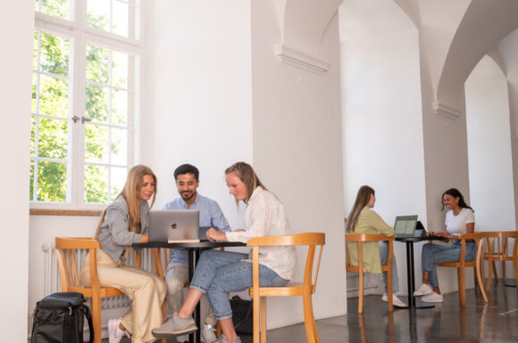 Studierende in der Pausenhalle Studierende in der Pausenhalle