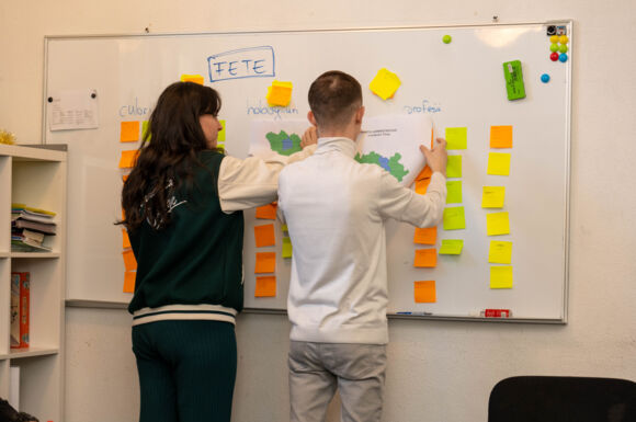 Worshopteilnehmende vor einem Whiteboard STEAM Workshop 3