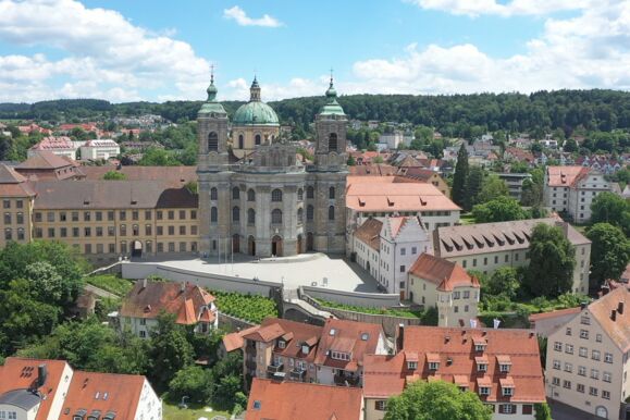 Schlossbau mit Basilika