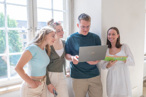 Studierende_Schlossbau_Laptop_1 Studierende_Schlossbau_Laptop_1