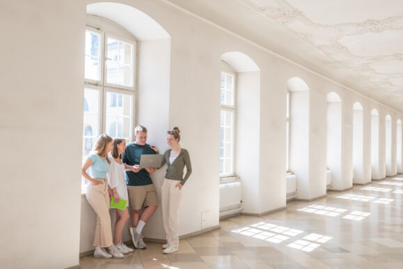 Schlossbau_Studierende (20) Schlossbau_Studierende (20)