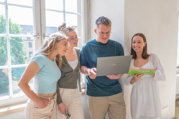 Studierenden arbeiten gemeinsam