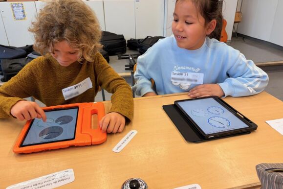 Kinder erforschen, wie Minuten- und Stundenzeiger der Uhr miteinander zusammenhängen. Mathetag Langenargen 02