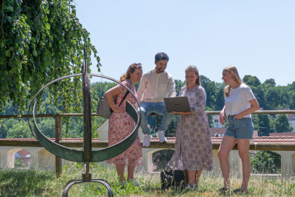 Studierende auf dem Campus