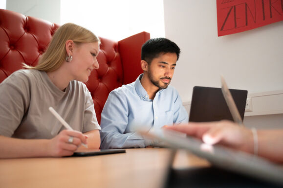 Zwei Studierende sitzen vor einem Laptop und arbeiten gemeinsam. Studierende_an_der_PH_Weingarten (18)
