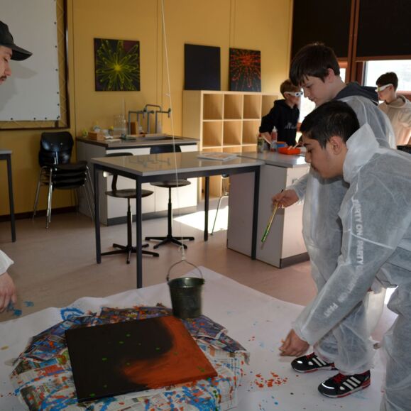 Drei Teilnehmer beim Boys Day und Erstellen eines Kunstwerks PH Boys' Day 2025 STEAM 04