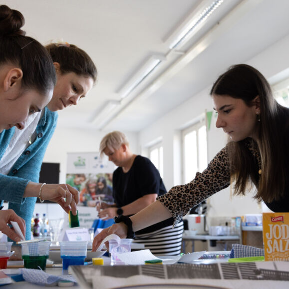 Mit Wasser lassen sich viele interessante Experimente machen, die Kinder begeistern. Johanna Lerch von der Stiftung Kinder forschen (2.v.li.) hatte einige vorbereitet, z. B. Mit verschiedenen Materialien Wasser aufsteigen lassen, eingefrorene Objekte freilegen und Farben trennen. AWW Stiftung Kinder forschen