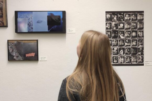 Kunstausstellung_Betrachterin Kunstausstellung_Betrachterin