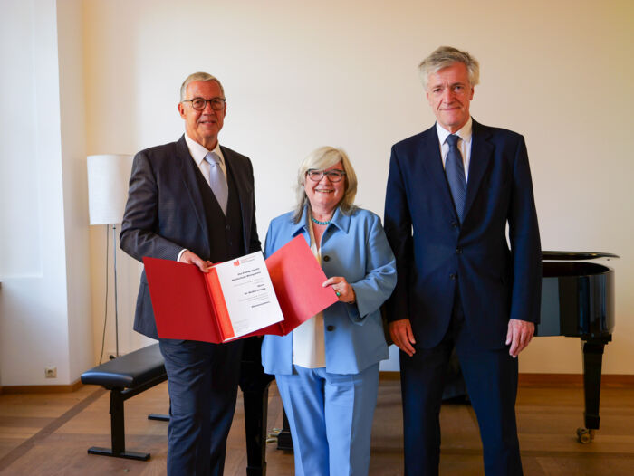 Die Rektorin der PH, Prof. Dr. Karin Schweizer verlieh die Würde eines Ehrensenators an Herrn Dr. Walter Döring (links). Sein Nachfolger im Hochschulrat Prof. Dr. Dr. h.c. Hans Gruber (rechts) gratulierte ihm und hielt eine Lobrede.  Ehrensenator Döring