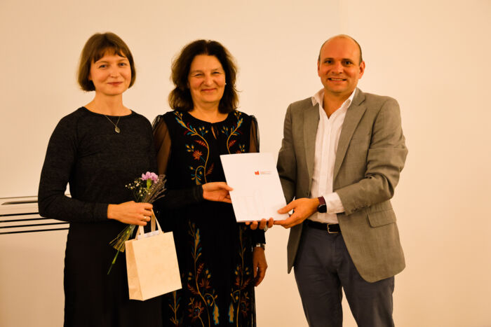 Olga Sidorova (links) wurde an der PH Weingarten mit dem DAAD-Preis 2025 ausgezeichnet. Die Urkunde überreichten Dr. Tim Kaiser und Dr. Anny Schweigkofler Kuhn. DAAD-Preis Olga Sidorova